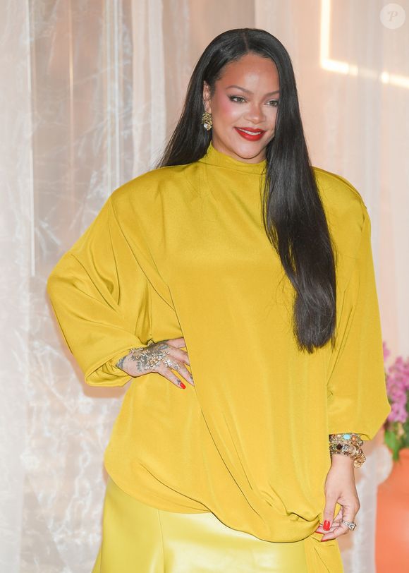 Mumbai, INDE Rihanna a illuminé la salle dans un ensemble jaune saisissant lors du lancement de Fenty Beauty à Mumbai. 
Sur la photo : Rihanna