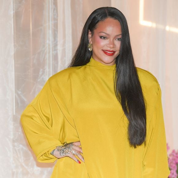 Mumbai, INDE Rihanna a illuminé la salle dans un ensemble jaune saisissant lors du lancement de Fenty Beauty à Mumbai. 
Sur la photo : Rihanna