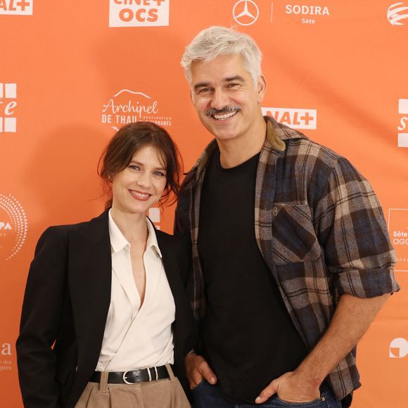 Ce fut le cas de Francois Vincentelli et sa compagne Alice Dufour qui ont roucoulé sur le tapis rouge.

Exclusif - Francois Vincentelli et sa compagne Alice Dufour lors du 2ème Festival Creatvty 2025 des séries et créations audiovisuelles à Sète le 13 novembre 2025.

© Denis Guignebourg / Bestimage