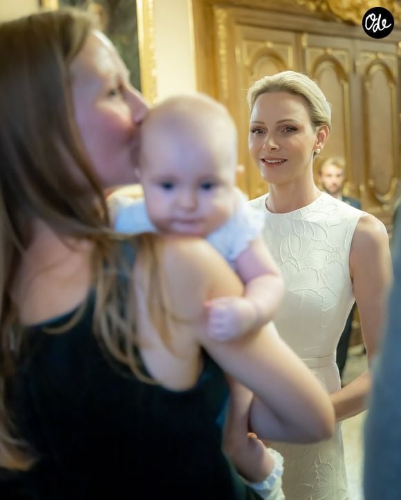 Charlene de Monaco est allée à la rencontre de Anna Ella Carlevaris, la 10 000ème citoyenne de la Principauté. Capture d'écran Instagram