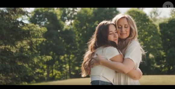 Elle explique : "Il y a tellement de femmes qui recomposent une famille ou d'hommes, qui recomposent une famille avec quelqu'un qui a déjà eu une partie de vie avant eux"

Lara Fabian et sa fille Lou pour son livre de cuisine "Je passe à table".