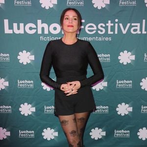 En août 2025, Lola avait déjà poussé un énorme coup de gueule sur Instagram. Fatiguée d'être scrutée, elle rappelait alors à ses détracteurs que son physique pouvait changer pour un rôle ou pour sa santé, et qu’il était temps d'allumer d'arrêter de juger.

Lola Dewaere au photocall de la cérémonie de clôture du 25ème édition du Festival TV de Luchon, France, le 7 février 2026. 

© Patrick Bernard/Bestimage