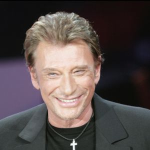 Avec "Johnny Biloute", l'artiste revient également à une histoire qui lui tient particulièrement à cœur. Le titre fait référence à Johnny Hallyday, dont Dany Boon était proche.

Archives : Johnny Hallyday - Émision "La fête de la chanson française" sur France 2 2005 @DANIEL ANGELI / BESTIMAGE