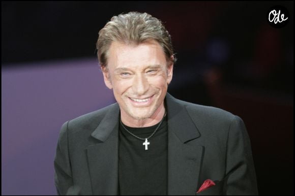 Avec "Johnny Biloute", l'artiste revient également à une histoire qui lui tient particulièrement à cœur. Le titre fait référence à Johnny Hallyday, dont Dany Boon était proche.

Archives : Johnny Hallyday - Émision "La fête de la chanson française" sur France 2 2005 @DANIEL ANGELI / BESTIMAGE