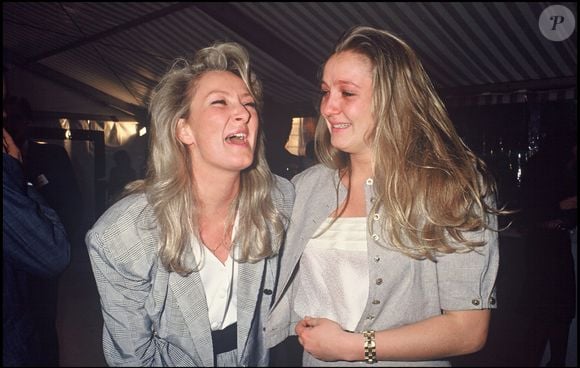 Marie-Caroline et Marine Le Pen fêtent le résultat de leur père au premier tour des Présidentielles en 1988 (14,39 %).