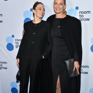 Maya Thurman Hawke et Uma Thurman au photocall du gala du 25ème anniversaire de "Room To Grow" au Ziegfeld Ballroom de New York City, New York, Etats-Unis, le 25 octobre 2023. Photo par STARMAX / BESTIMAGE