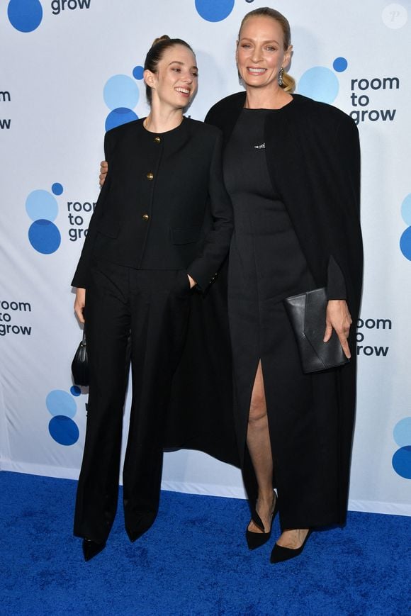 Maya Thurman Hawke et Uma Thurman au photocall du gala du 25ème anniversaire de "Room To Grow" au Ziegfeld Ballroom de New York City, New York, Etats-Unis, le 25 octobre 2023. Photo par STARMAX / BESTIMAGE