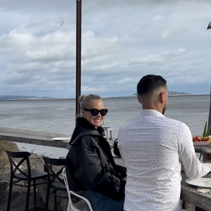 Après un court séjour au ski dans les stations de Méribel et de Courchevel, avec sa fille ainée Jade, la veuve de Johnny Hallyday a pu retourner sur ses terres dans le sud de la France dans un restaurant appelé Le St Barth à Marseillan. 

Laeticia Hallyday, Instagram