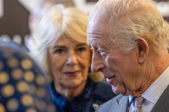 Mais débute officiellement une telle histoire n'est pas de tout repos
Leurs Majestés, le roi Charles III d'Angleterre et Camilla Parker Bowles, reine consort d'Angleterre, en visite à Middlesbrough, Royaume Uni, le 13 février 2025. © Andy Commins/MirrorPix/Bestimage