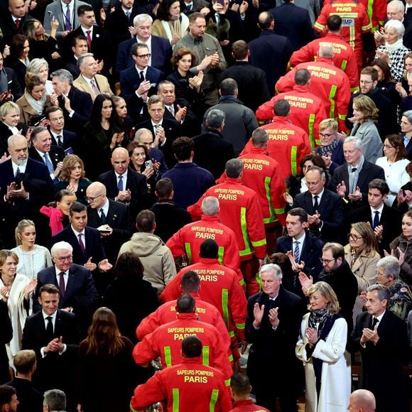 Brigitte Macron, Donald Trump, Emmanuel Macron, Michel Barnier, sa femme Isabelle Altmayer, Nicolas Sarkozy, sa femme Carla Bruni et l'assistance rendent hommage aux pompiers de Paris - Cérémonie de réouverture de la cathédrale Notre-Dame de Paris, le 7 décembre 2024. Joyau de l’art gothique, lieu de culte et de culture, symbole universel de la France et de son histoire, la cathédrale de Notre-Dame de Paris rouvre ses portes les 7 et 8 décembre, cinq ans après le terrible incendie qui l’avait ravagée le 15 avril 2019. 
© Dominique Jacovides / Bestimage