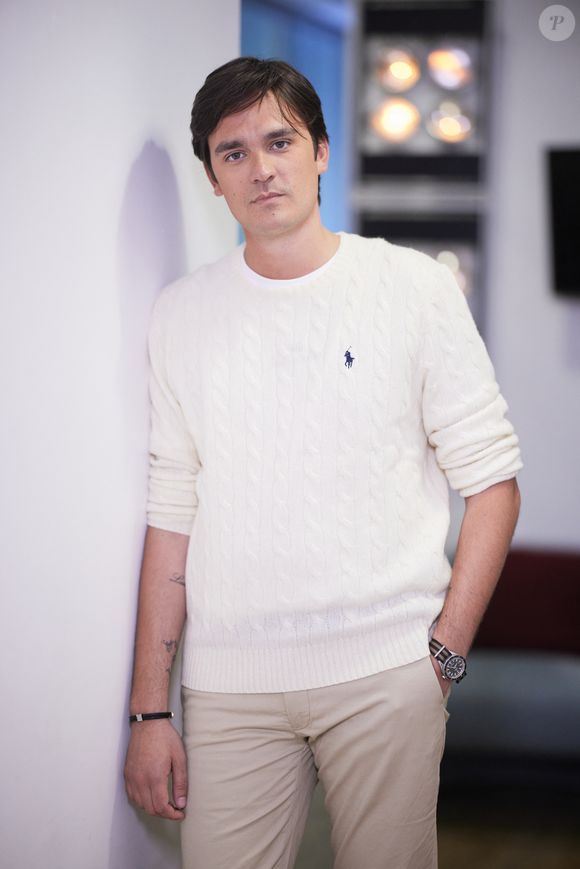 Alain-Fabien Delon en backstage de de l'émission "C à Vous" à Paris, France, le 18 octobre 2024. © Cyril Moreau/Bestimage