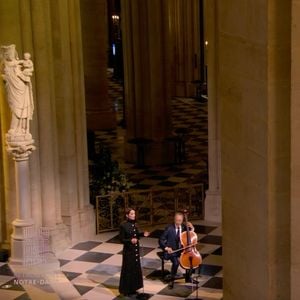 Marion Cotillard à la cérémonie de réouverture de Notre-Dame aux côtés du violoniste Yo-Yo Ma.