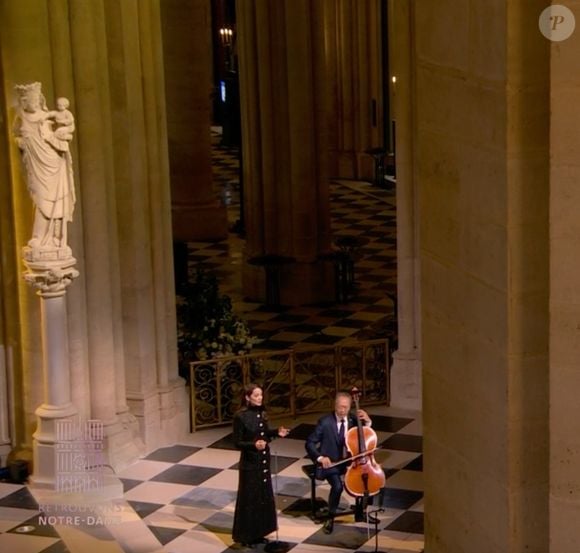 Marion Cotillard à la cérémonie de réouverture de Notre-Dame aux côtés du violoniste Yo-Yo Ma.