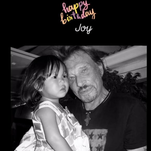 La jeune fille apparaît aussi très complice avec son père, Johnny Hallyday.

Capture d'écran de la story Instagram de Læticia Hallyday.
