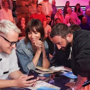 Exclusif - Guillaume Genton, Géraldine Maillet, Cyril Hanouna, sur le plateau de de l’émission « TPMP » présentée par C.Hanouna et diffusée en direct sur C8, Paris, France, le 22 octobre 2024. © Jack Tribeca / Bestimage