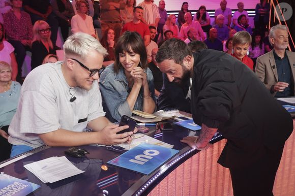 Exclusif - Guillaume Genton, Géraldine Maillet, Cyril Hanouna, sur le plateau de de l’émission « TPMP » présentée par C.Hanouna et diffusée en direct sur C8, Paris, France, le 22 octobre 2024. © Jack Tribeca / Bestimage