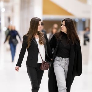 Magda Vavrusova (haut blanc), guest à la sortie du procès de Gérard Depardieu pour agressions sexuelles sur deux femmes lors d'un tournage de film en 2021 au tribunal correctionnel de Paris, France, le 25 mars 2025. Depardieu, 76 ans, qui a réalisé plus de 200 films et séries télévisées, a été accusé de comportement inapproprié par une vingtaine de femmes, mais c'est la première affaire à être jugée. Les deux plaignantes - Amélie, 54 ans, décoratrice, et Sarah (nom modifié), 34 ans, assistante réalisatrice - allèguent une agression sexuelle lors du tournage en 2021 de « Les Volets Verts » du réalisateur Jean Becker. © Pierre Perusseau/Bestimage
