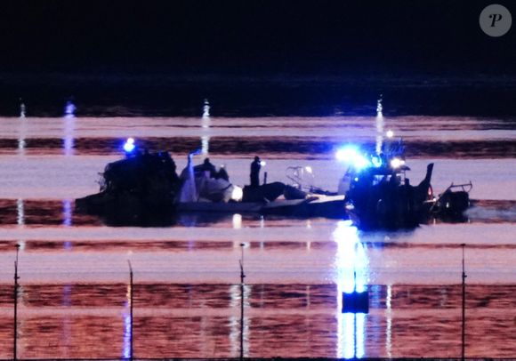 Une opération de recherche et de sauvetage est en cours alors que l'on craint des dizaines de morts après la collision entre un avion régional d'American Eagle et un hélicoptère de l'armée dans la rivière Potomac, le jeudi 30 janvier 2025 à Washington DC. Plus de 30 corps ont été repêchés dans le fleuve Potomac où le vol 5342 d'American Eagle et un hélicoptère militaire gisent en ruines. Photo by Ken Cedeno/UPI /ABACAPRESS.COM