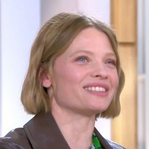 Mélanie Thierry sur le plateau de "C à vous" ce mardi 22 avril 2025.