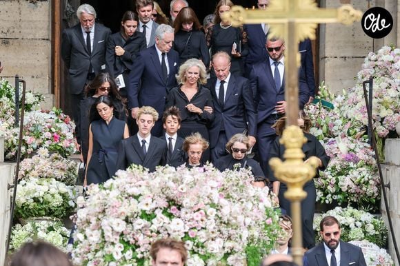 Robert Agostinelli, ses enfants Héloïse Agostinelli, Carlo Agostinelli et les proches de la défunte - Sortie des obsèques de Mathilde Favier en l'église Saint-Sulpice à Paris le 31 aout 2026. © Dominique Jacovides-Cyril Moreau/Bestimage