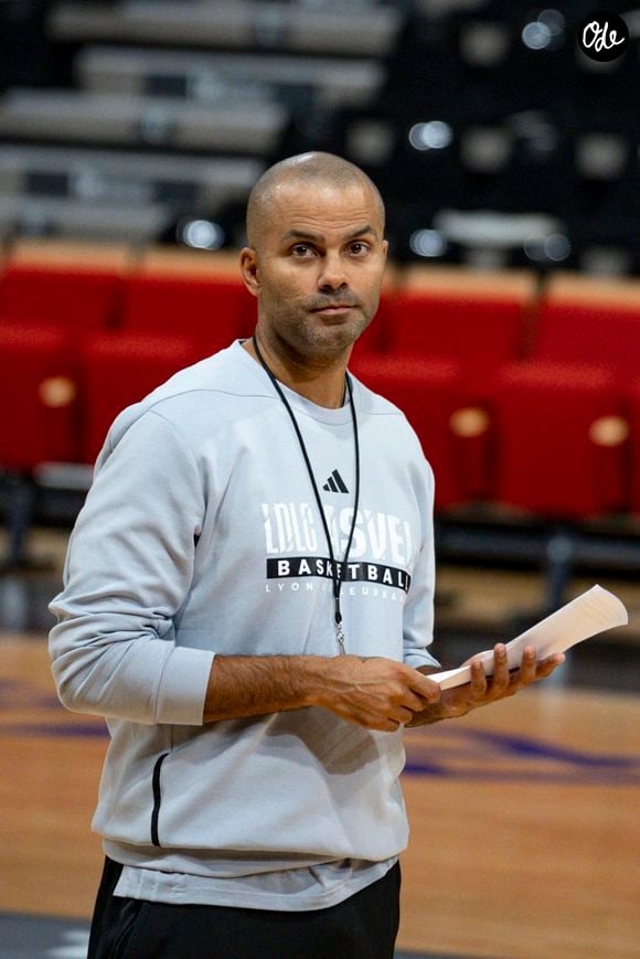 Avant de devenir une immense star du basket et de faire fortune, il a connu les difficultés financières au sein de sa famille.

Tony Parker en coaching lors d'un échauffement à l'Astroballe, à Villeurbanne, le 23 septembre 2026. © Sandrine Thesillat / PsNewZ /Bestimage