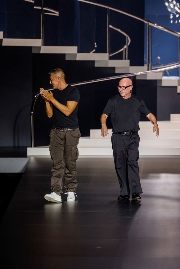 Domenico Dolce et Stefano Gabbana sont vus sur la piste lors du défilé de Versace pendant le Milan Womenswear Spring/Summer 2025 le 21 septembre 2024 à Milan, Italie.