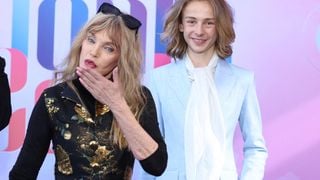 "Oh si joli mon Billy" : Arielle Dombasle adore les dernières photos de son filleul Billy, fils de Julie Depardieu et Philippe Katherine, avec un sac à main Fendi