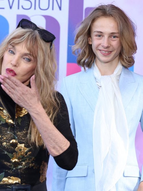 "Oh si joli mon Billy" : Arielle Dombasle adore les dernières photos de son filleul Billy, fils de Julie Depardieu et Philippe Katherine, avec un sac à main Fendi
