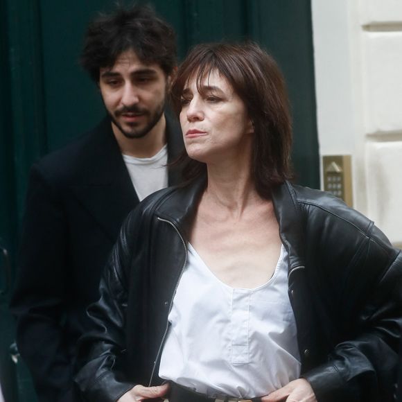 Charlotte Gainsbourg et son fils Ben Attal lors de la cérémonie de dévoilement de la plaque "Maison des Illustres" de la Maison Gainsbourg à Paris, France, le 2 avril 2024. © Christophe Clovis/Bestimage