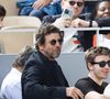 Il a ainsi adopté le pseudonyme Hesby, une contraction de S pour Sthers et B pour Bruel. 

Patrick Bruel, ses fils Oscar et Leon Bruel dans les tribunes lors des Internationaux de France de Tennis de Roland Garros 2025. Paris,
© Jacovides / Moreau / Bestimage