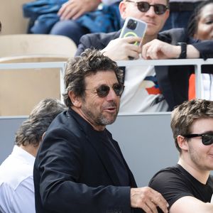 Il a ainsi adopté le pseudonyme Hesby, une contraction de S pour Sthers et B pour Bruel. 

Patrick Bruel, ses fils Oscar et Leon Bruel dans les tribunes lors des Internationaux de France de Tennis de Roland Garros 2025. Paris,
© Jacovides / Moreau / Bestimage