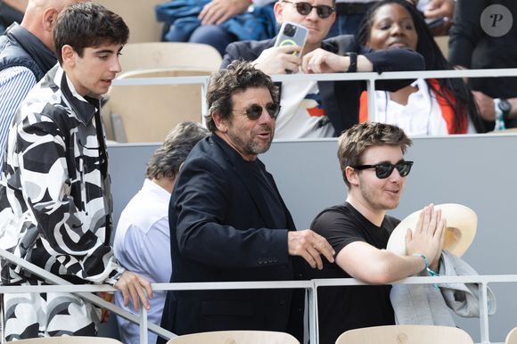 Il a ainsi adopté le pseudonyme Hesby, une contraction de S pour Sthers et B pour Bruel. 

Patrick Bruel, ses fils Oscar et Leon Bruel dans les tribunes lors des Internationaux de France de Tennis de Roland Garros 2025. Paris,
© Jacovides / Moreau / Bestimage