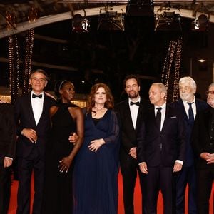 Des personnalités devenues des amis au fil des années pour le comédien, parmi lesquelles Emmanuel Salinger, Jacques Weber, Tiphaine Daviot, Oussama Kheddam, Vincenzo Amato, Eye Haïdara, Maxime Pambet et Patrick Mille.
Oussama Kheddam, Tiphaine Daviot, Lucie Gallo, Claire Chust, Daniel Auteuil, Jacques Weber, Loïc Legendre, Emmanuel Salinger, Agnès Jaoui, Vincenzo Amato, Eye Haïdara, Patrick Mille et Denis Pineau Valencienne - Montée des marches du film " L'objet du délit " lors du 79ème Festival International du Film de Cannes, le 22 mai 2026. © Jacovides-Moreau / Bestimage