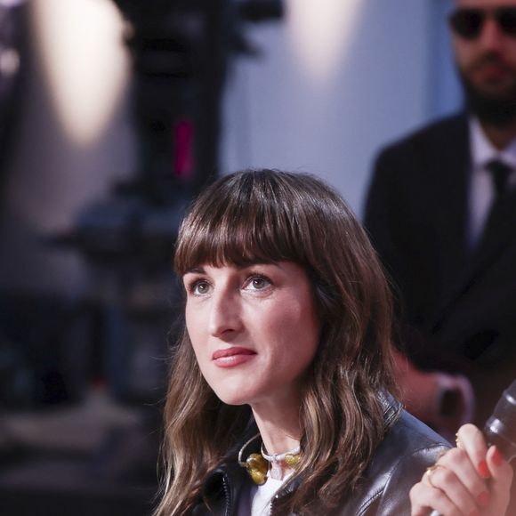 Exclusif - Exclusif - Juliette Armanet - Plateau de l'émission "C à vous" lors du 78ème Festival International du Film de Cannes le 14 mai 2025. 

© Jack Tribeca / Bestimage