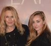 Non seulement la fille cadette d’Estelle Lefébure et de David Hallyday a fêté son anniversaire, mais elle vit désormais une toute nouvelle aventure : celle de la maternité...

Estelle Lefébure avec sa fille Emma Smet à l'avant-première du film "Holy Lands" au cinéma UGC Normandie à Paris, France, le 4 décembre 2018. © Coadic Guirec/Bestimage