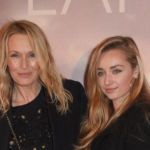 Non seulement la fille cadette d’Estelle Lefébure et de David Hallyday a fêté son anniversaire, mais elle vit désormais une toute nouvelle aventure : celle de la maternité...

Estelle Lefébure avec sa fille Emma Smet à l'avant-première du film "Holy Lands" au cinéma UGC Normandie à Paris, France, le 4 décembre 2018. © Coadic Guirec/Bestimage
