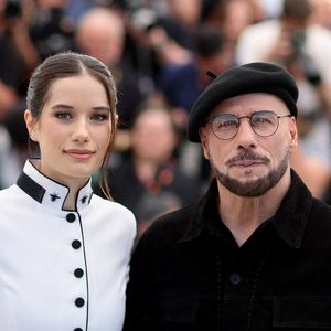 Ella Bleue Travolta (Ella Bleu Travolta) et son père John Travolta au photocall du film "Propeller One-Way Night Coach" lors du 79ème Festival International du Film de Cannes, France, le 16 mai 2026. © Jacovides-Moreau/bestimage