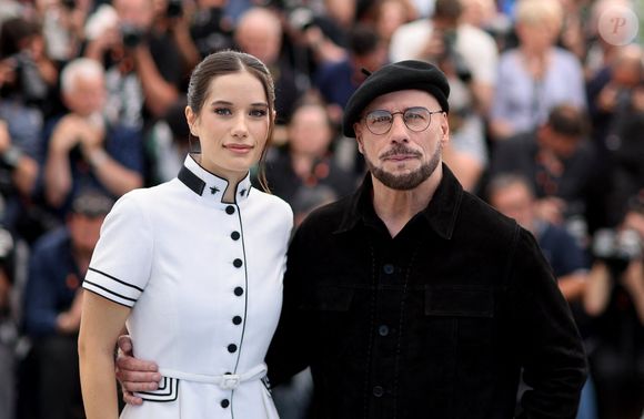 Ella Bleue Travolta (Ella Bleu Travolta) et son père John Travolta au photocall du film "Propeller One-Way Night Coach" lors du 79ème Festival International du Film de Cannes, France, le 16 mai 2026. © Jacovides-Moreau/bestimage