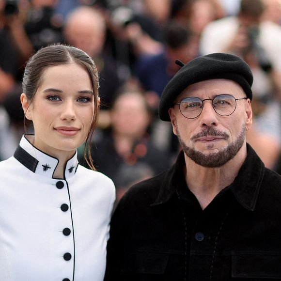 Ella Bleue Travolta (Ella Bleu Travolta) et son père John Travolta au photocall du film "Propeller One-Way Night Coach" lors du 79ème Festival International du Film de Cannes, France, le 16 mai 2026. © Jacovides-Moreau/bestimage