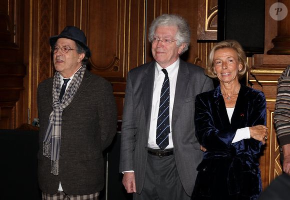 Sa discographie personnelle ne compte que trois albums, dont Long Courrier sorti en 2025.

Areski Belkacem à Paris le 22 mars 2012 pour la remise de la médaille de Vermeil à Brigitte Fontaine. Photo par AGENCE / BESTIMAGE