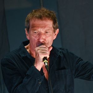 Miossec en concert sur la scène du Grand théâtre de la Coursive lors des Francofolies de La Rochelle, le 11 juillet 2021, 25 ans après la sortie de son premier album, "Boire".
© MPP / Bestimage