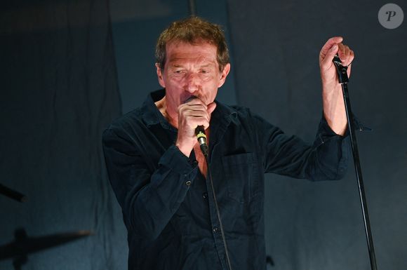 Miossec en concert sur la scène du Grand théâtre de la Coursive lors des Francofolies de La Rochelle, le 11 juillet 2021, 25 ans après la sortie de son premier album, "Boire".
© MPP / Bestimage