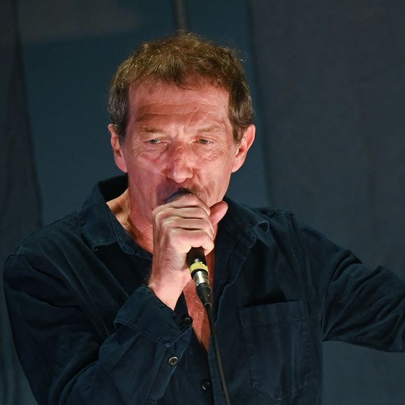 Miossec en concert sur la scène du Grand théâtre de la Coursive lors des Francofolies de La Rochelle, le 11 juillet 2021, 25 ans après la sortie de son premier album, "Boire".
© MPP / Bestimage