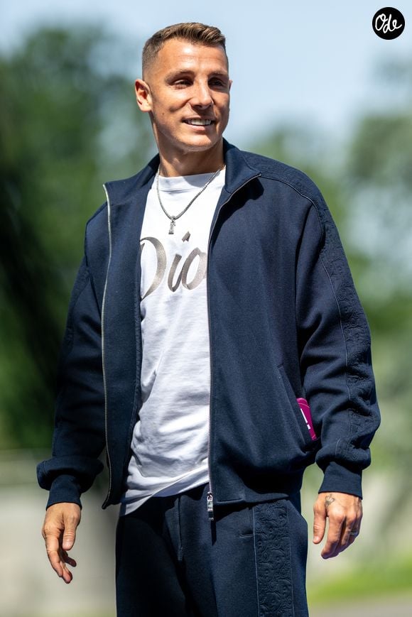 "Je m'efforce de lui expliquer que son père est là pour travailler", raconte Tiziri.

Lucas Digne - Les joueurs de l'équipe de France de football arrivent au centre d'entraînement de la Fédération française de football (FFF) à Clairefontaine-en-Yvelines, au sud-ouest de Paris, France, en vue de la Coupe du monde de la FIFA 2026, le 29 mai 2026. © Pierre Perusseau/Bestimage