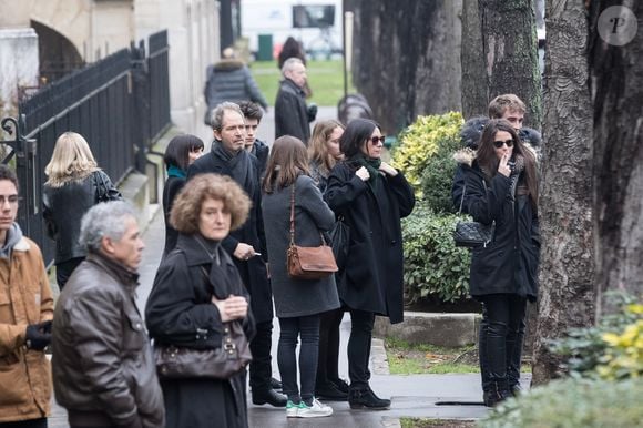 Christopher Thompson, sa compagne Géraldine Pailhas et leurs enfants lors des obsèques de Michèle Morgan en l'église Saint-Pierre de Neuilly-sur-Seine, le 23 décembre 2016

AGENCE / BESTIMAGE