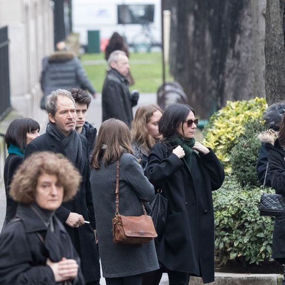 Christopher Thompson, sa compagne Géraldine Pailhas et leurs enfants lors des obsèques de Michèle Morgan en l'église Saint-Pierre de Neuilly-sur-Seine, le 23 décembre 2016

AGENCE / BESTIMAGE