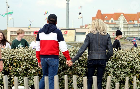 Le président de la république Emmanuel Macron et la première dame Brigitte Macron s'offrent une promenade sur la plage du Touquet la veille du 2 ème tour des élections présidentielles 2022 le 23 avril 2022.
© Dominique Jacovides / Bestimage