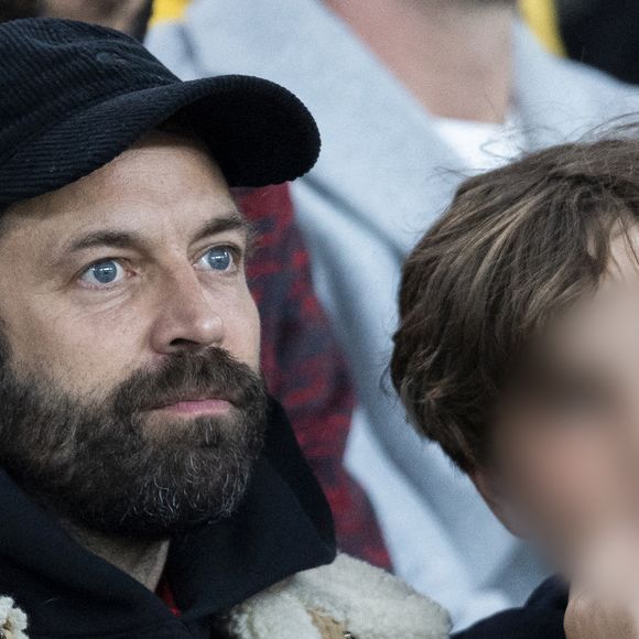 Benjamin Millepied et son fils Aleph - Célébrités des les tribunes lors du match aller du quart de finale de Ligue des champions entre le PSG et Aston Villa (3-1) au Parc des Princes à Paris. © Cyril Moreau/Bestimage