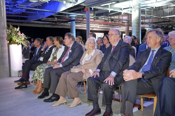 Tous deux étaient présents pour une soirée qui leur tenait à cœur.

Le Roi Albert et la Reine Paola ont inauguré le nouveau service d'oncologie et d'hématologie de la Clinique Saint-Luc, appelé "Institut Albert II". Le Roi et la Reine ont été très émus de rencontrer de jeunes patients à Bruxelles, Belgique, le 25 septembre 2025. © Olivier Polet/ABACAPRESS.COM