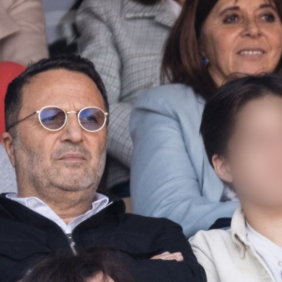 Arthur (Jacques Essebag) et son fils en tribunes lors de la finale messieurs des Internationaux de France de Tennis de Roland Garros 2025 (jour 15), à Paris, France, le 8 juin 2025. © Cyril Moreau/Bestimage